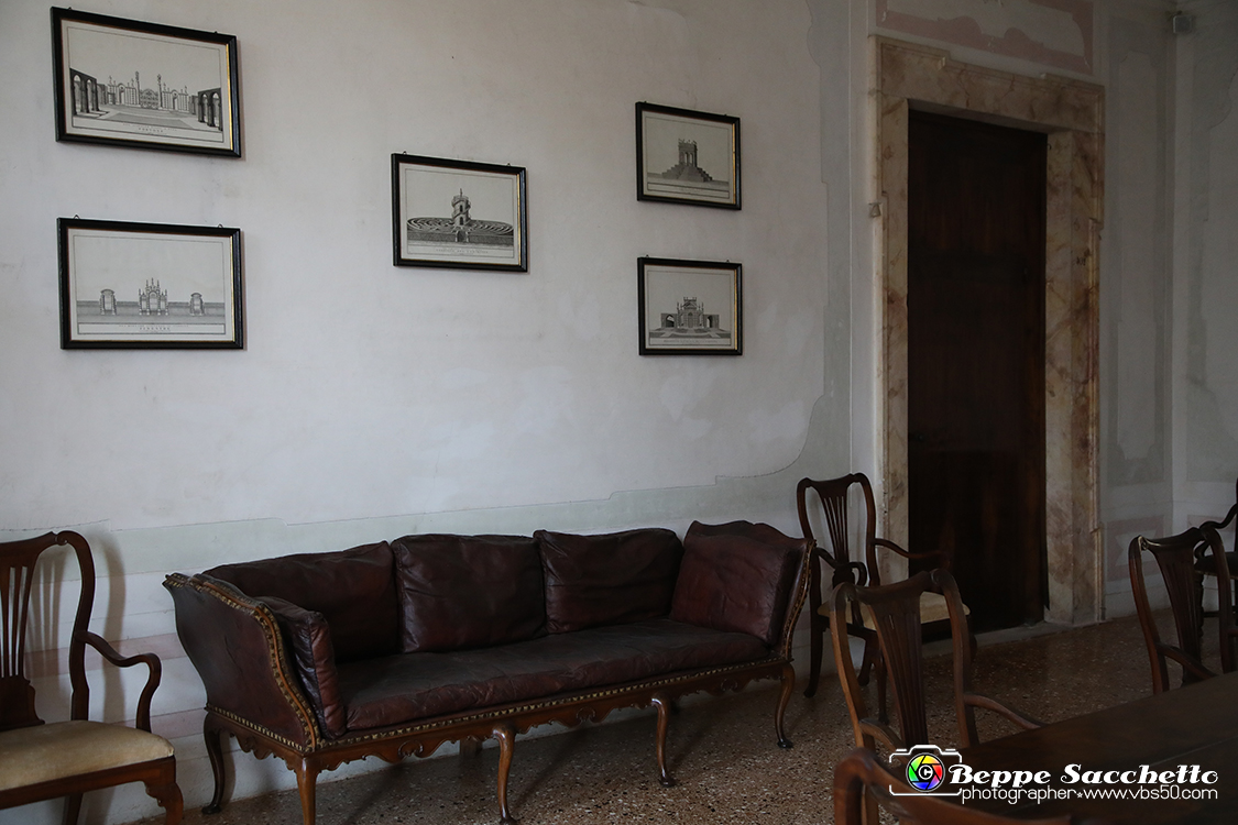 VBS_6676 - Villa Pisani - Stra (Venezia).jpg - SALA DEL GIUDIZIO DI PARIDE  La sala prende Il nome dal dipinto collocato sul soffitto, realizzato da Jacopo Amigoni tra il 1739 e il 1747. In basso Paride regge il pomo da assegnare alla più bella delle tre dee, sopra a sinistra Venere con Cupido tra le braccia, al centro Giunone con la corona e lo scettro, e a destra Minerva, con l'elmo sul capo. Alle pareti sono esposte tredici stampe che illustrano la Villa e i suoi giardini. Le tavole furono ordinate da Alvise Pisani e incise a Parigi nel 1792 da Pierre Nicolas Ransonnette (1745-1810). 
